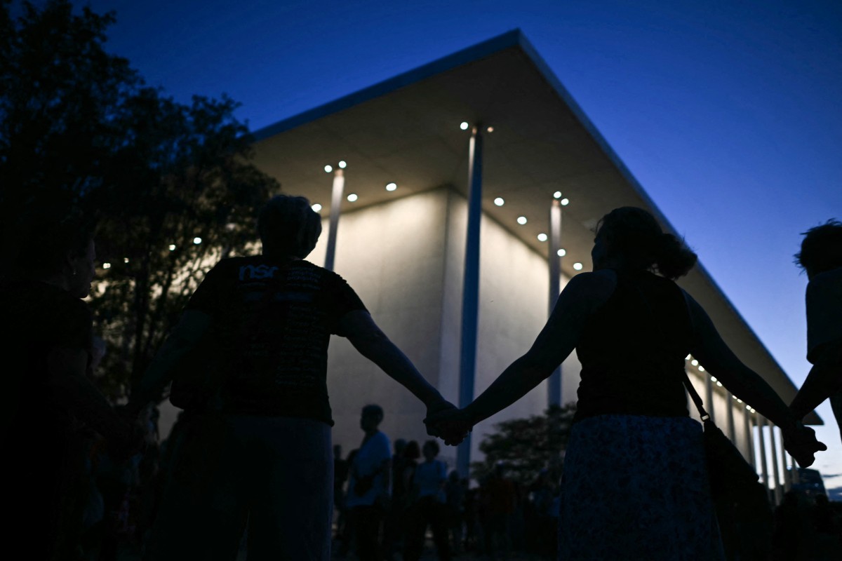 Manifestantes cercam Kennedy Center em protesto contra Trump após ameaça de demolição