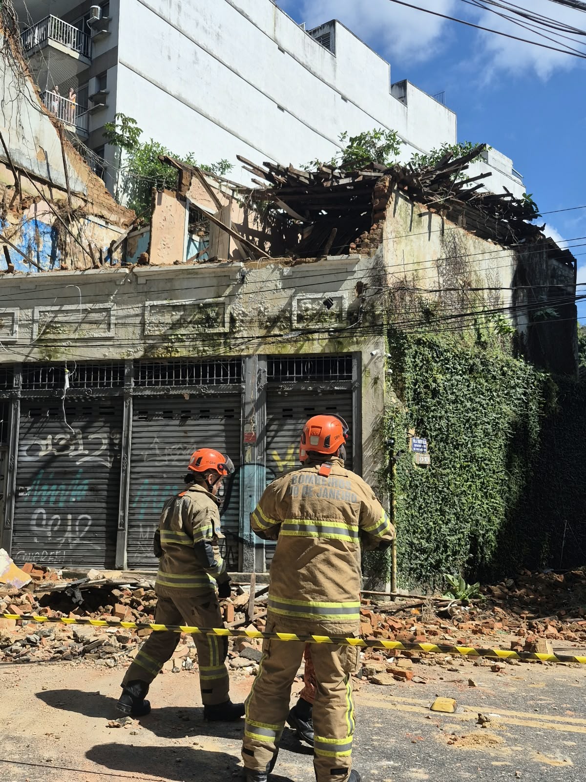 Duas pessoas ficam feridas em desabamento de casarão no Cosme Velho G1