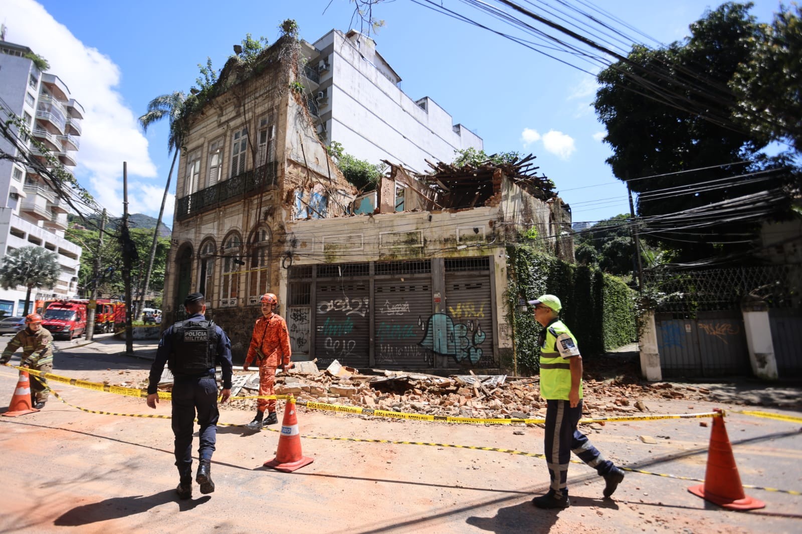 Desabamento no Cosme Velho deixa mulher e criança feridas