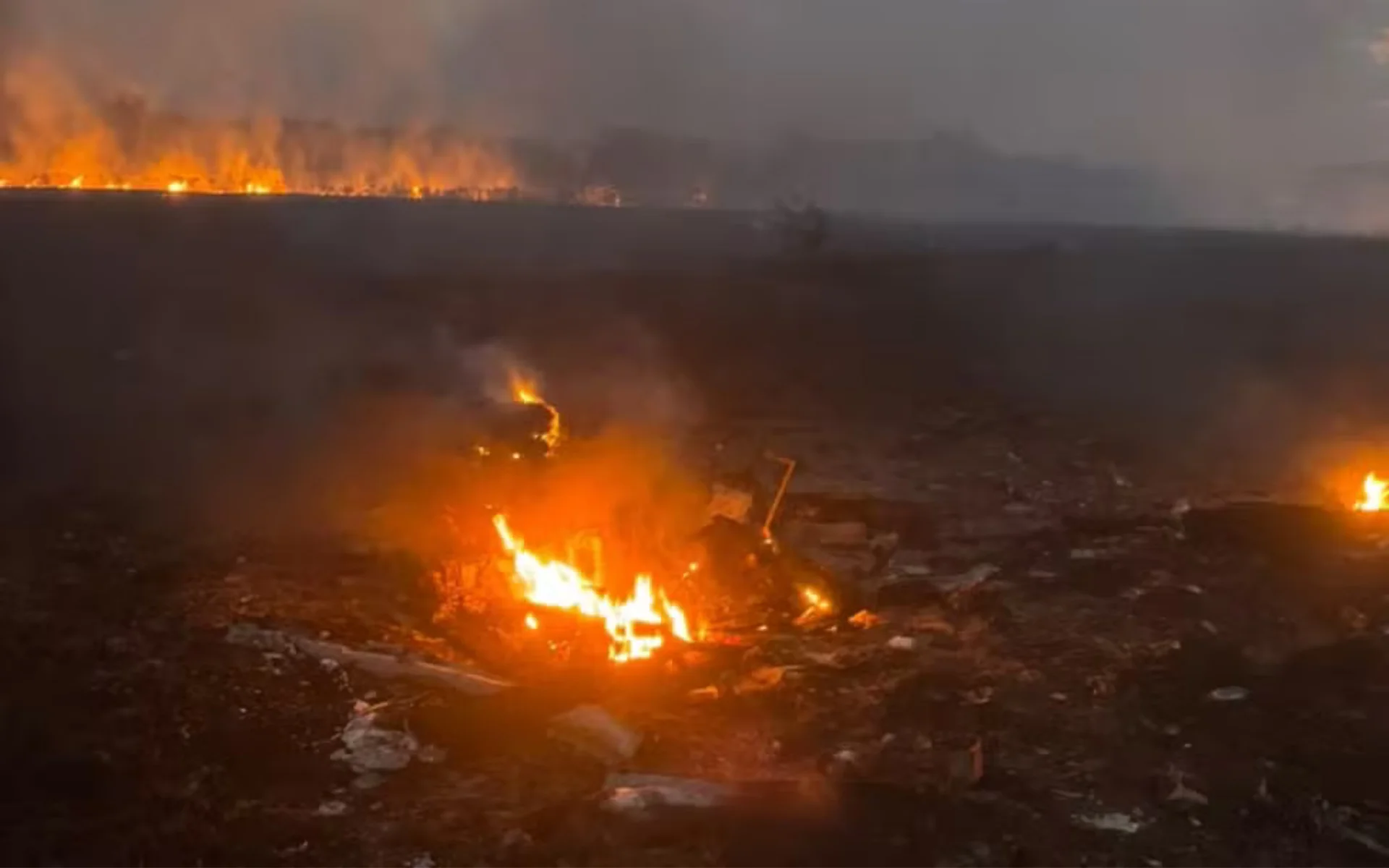 VÍDEO: Queda de avião deixa dois mortos e provoca incêndio em fazenda no Mato Grosso abc+