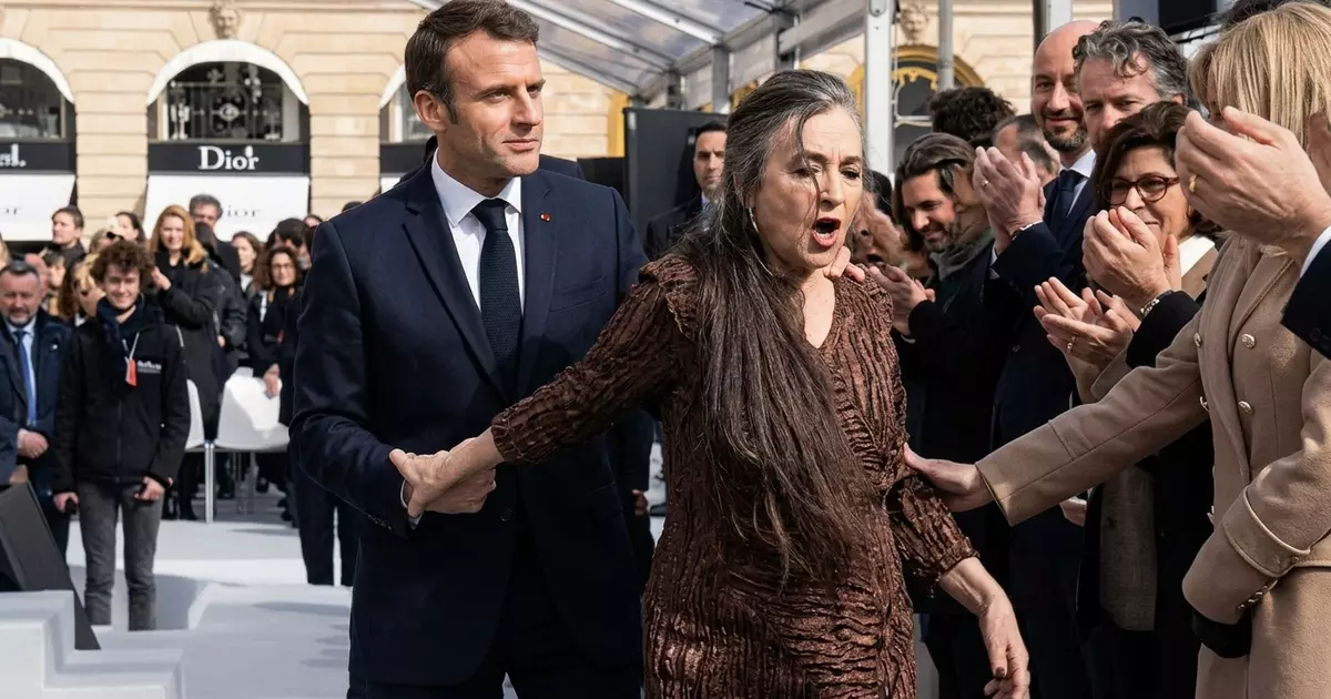 Cantora que rejeitou o presidente da França diante das câmeras de TV morre da doença citada em sua música de maior sucesso