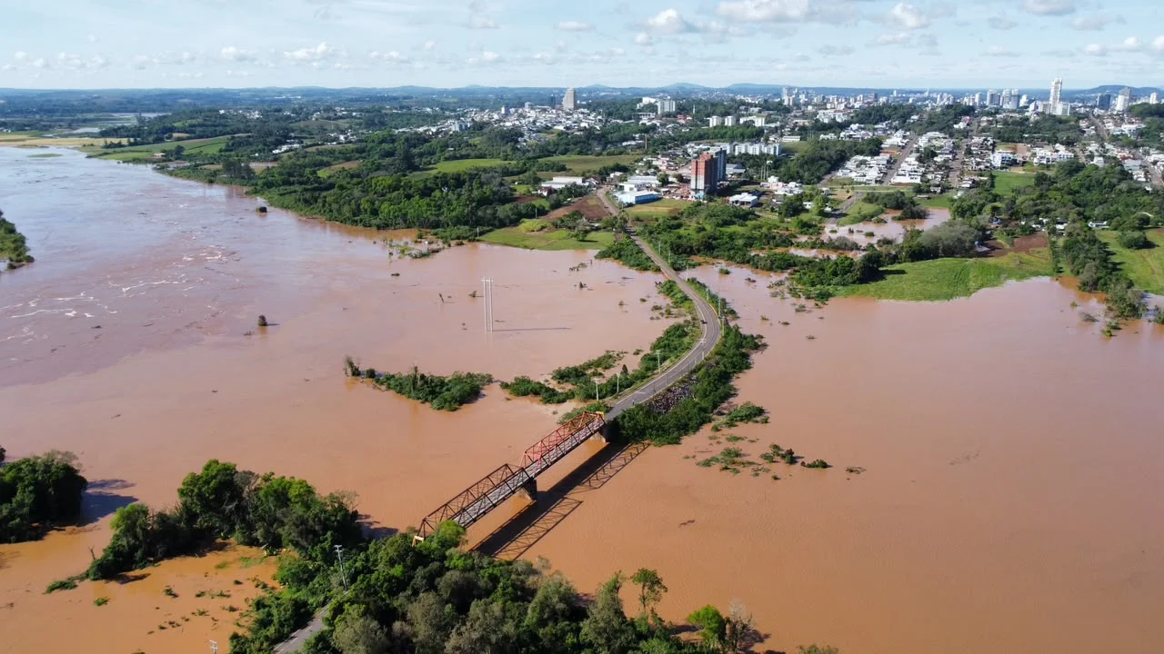 Enchente invade Lajeado após tempestade no RS veja imagens abc+
