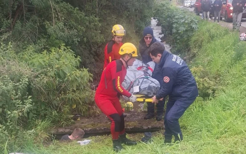 Filho encontra corpo de pai sugado por bueiro: Mortes confirmadas após tempestade sobem para 4 no RS abc+