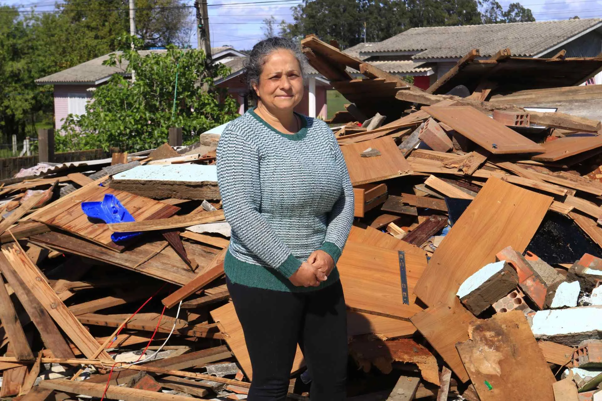 Uma pessoa de bom coração : Mulher que teve a casa destruída durante temporal recebe doação de moradia abc+