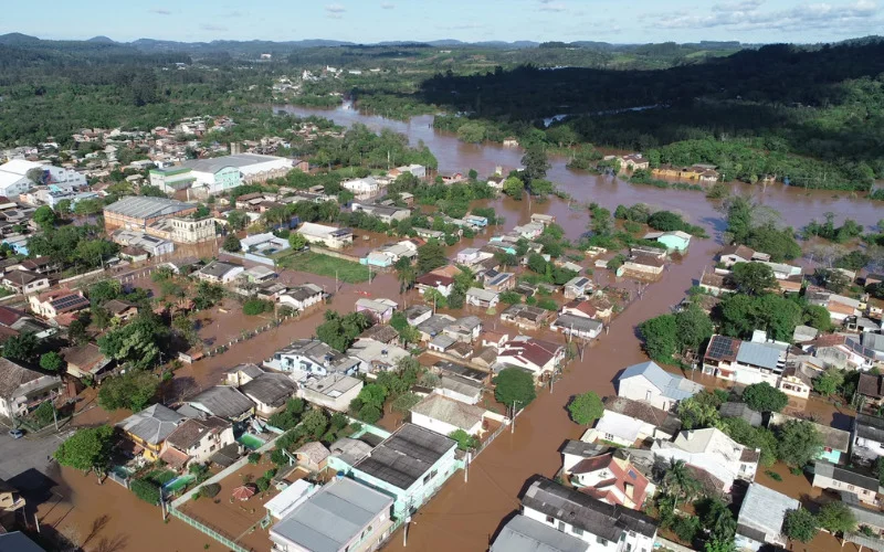 Rio Caí estabiliza após atingir 14,16 metros e deixa ruas alagadas em São Sebastião do Caí abc+