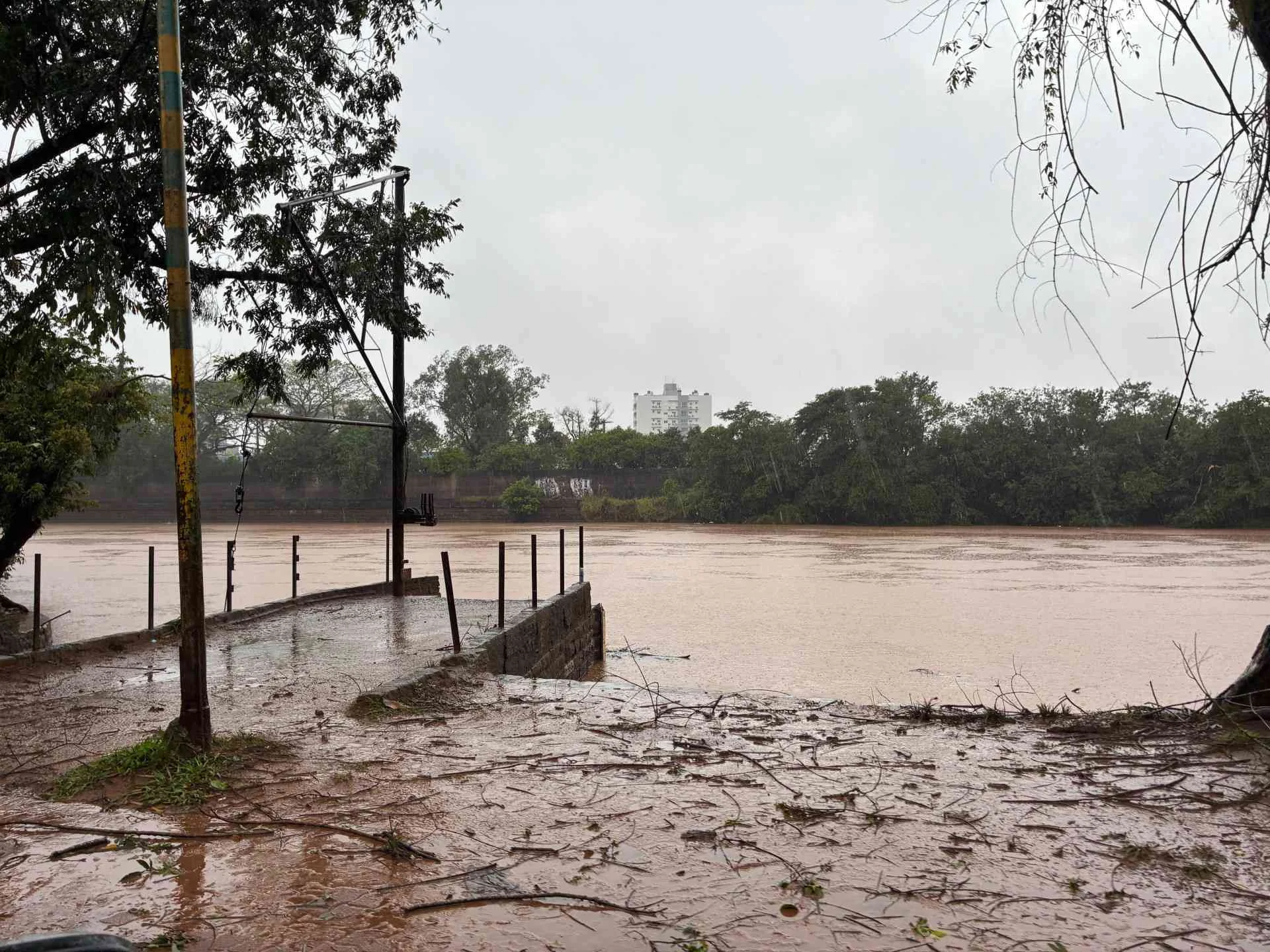 Nível do Rio dos Sinos chega a 3,81 metros e entra em estado de Atenção abc+