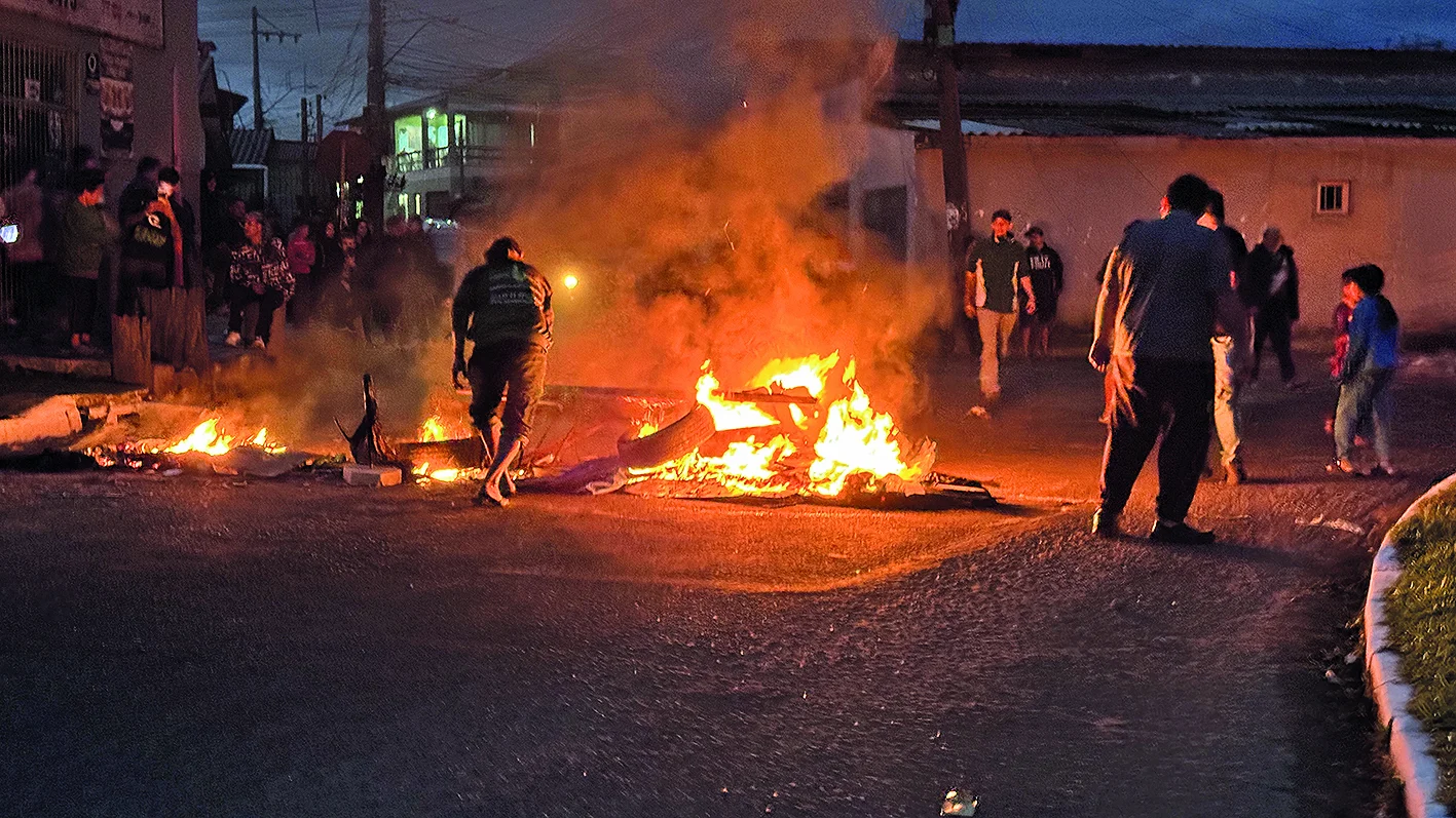 Após quase 48 horas sem luz, caminhão da RGE chega à Vila das Flores durante manifestação em Novo Hamburgo abc+