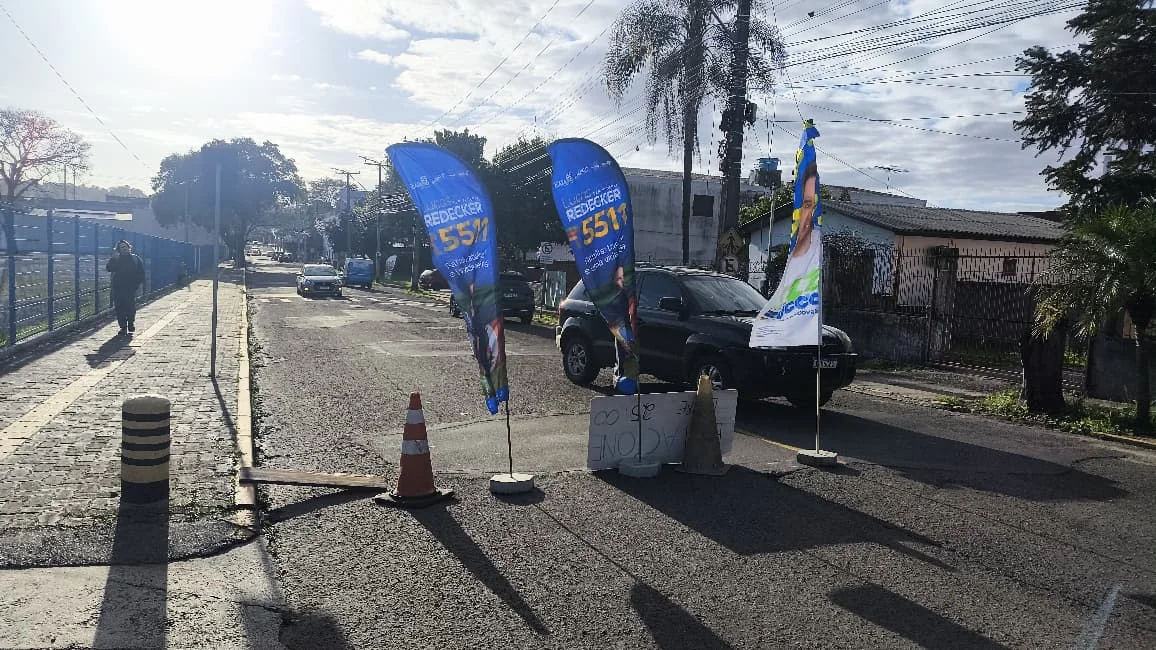 Mais de 50 horas sem luz: Moradores usam windbanners de políticos para fechar rua em bairro de Novo Hamburgo abc+
