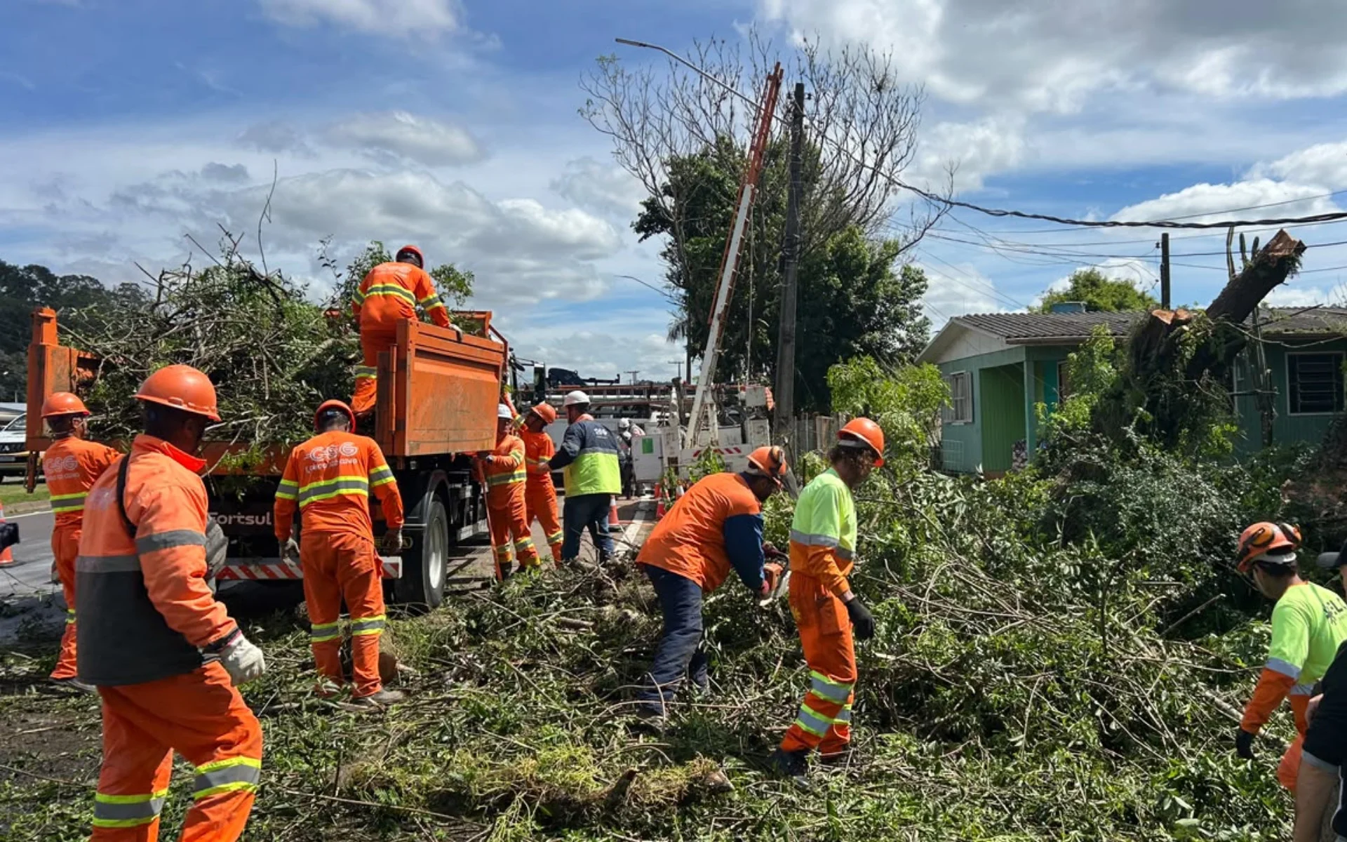 RS-122 é liberada após protesto de moradores por falta de energia, mas vigília segue e novo bloqueio não é descartado abc+