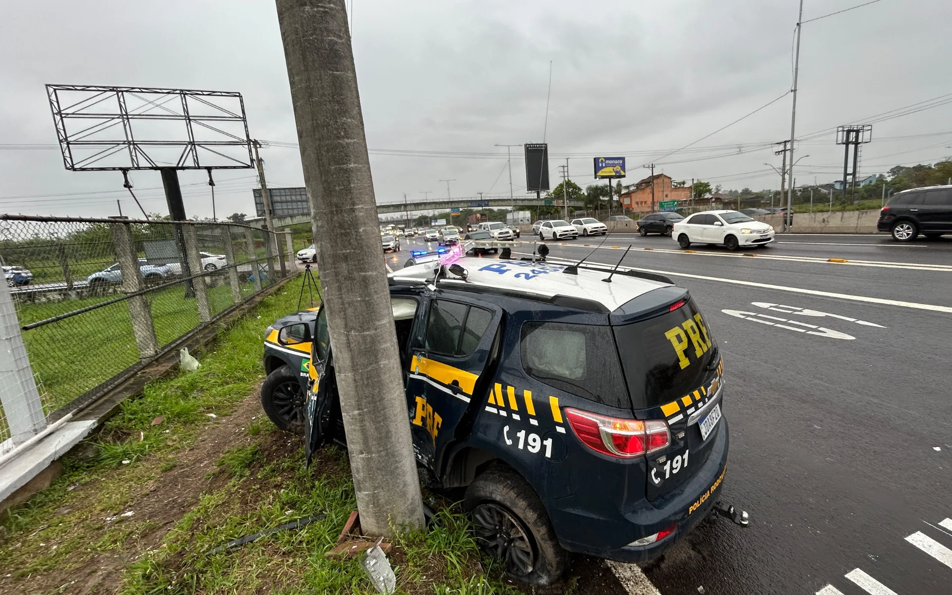Policiais são encaminhados ao hospital após viatura da PRF rodopiar na pista e colidir contra poste na BR-116 abc+