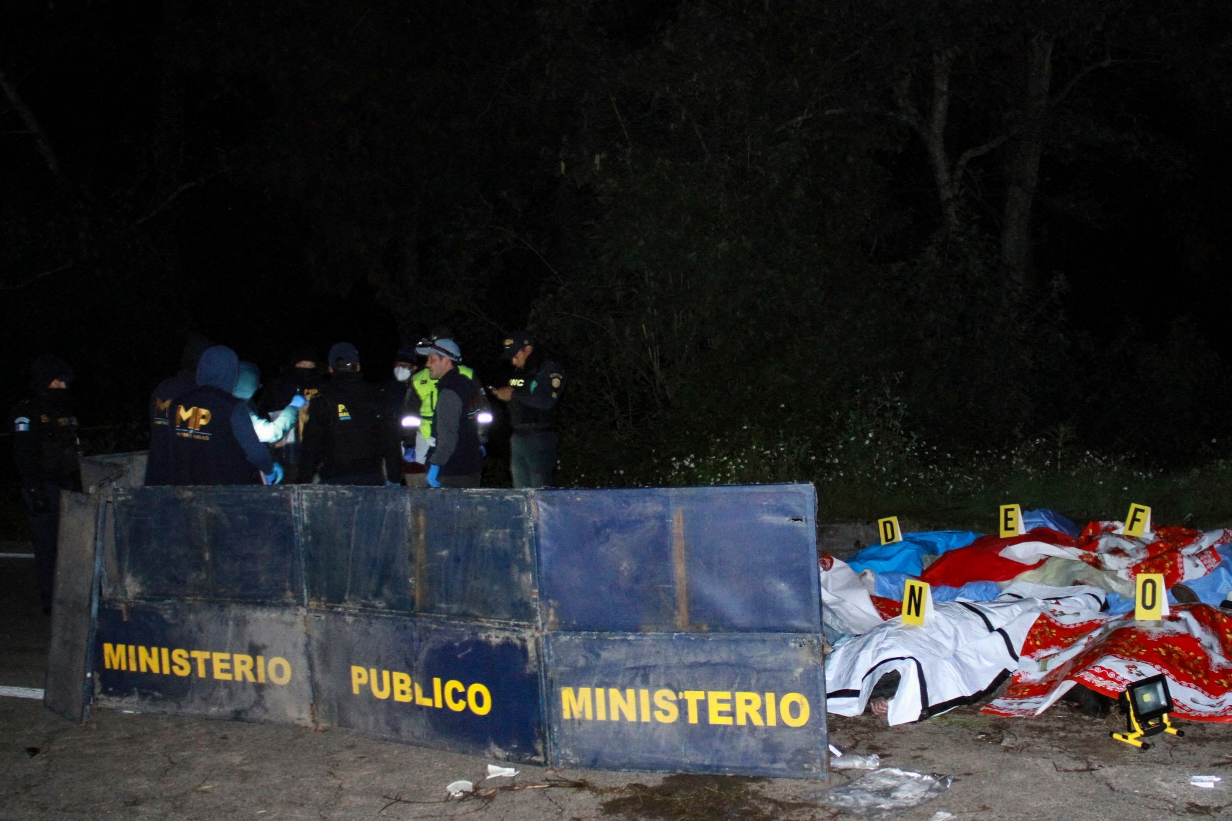 15 mortos e 20 feridos após ônibus cair em barranco de 75 metros na Guatemala