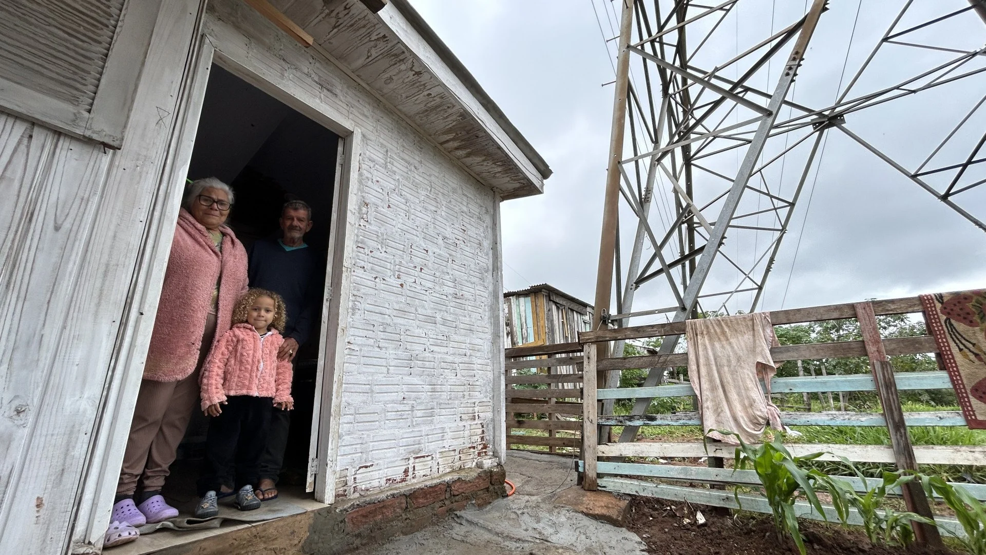Se tiver que ficar aqui, vamos morrer , desabafa moradora após raio destruir casa em Novo Hamburgo engenheira orienta evacuação e família pede ajuda abc+