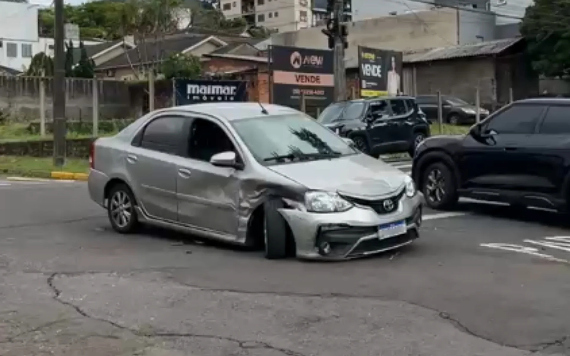Colisão entre dois carros deixa trânsito parcialmente bloqueado em bairro de Novo Hamburgo abc+