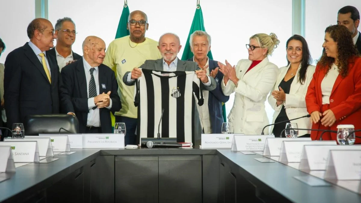 Lula assina acordo e Santos mantém o CT Rei Pelé por 20 anos