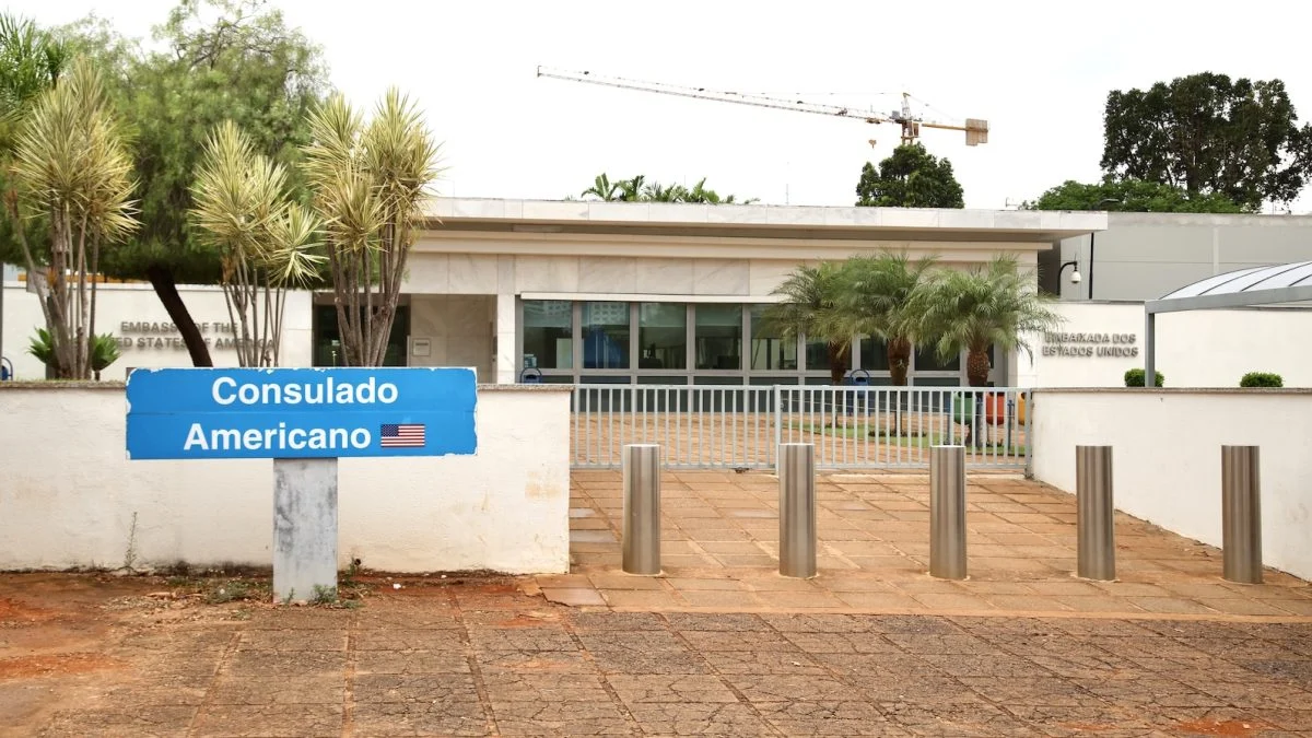 Governo Lula agiu antes da suspensão dos EUA e vê risco na embaixada