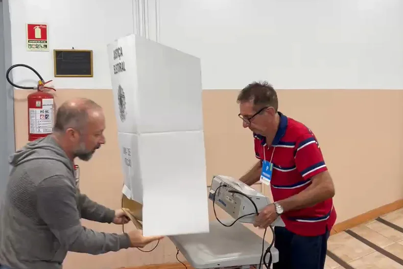 Urna eletrônica trava no início da votação em Taquara abc+