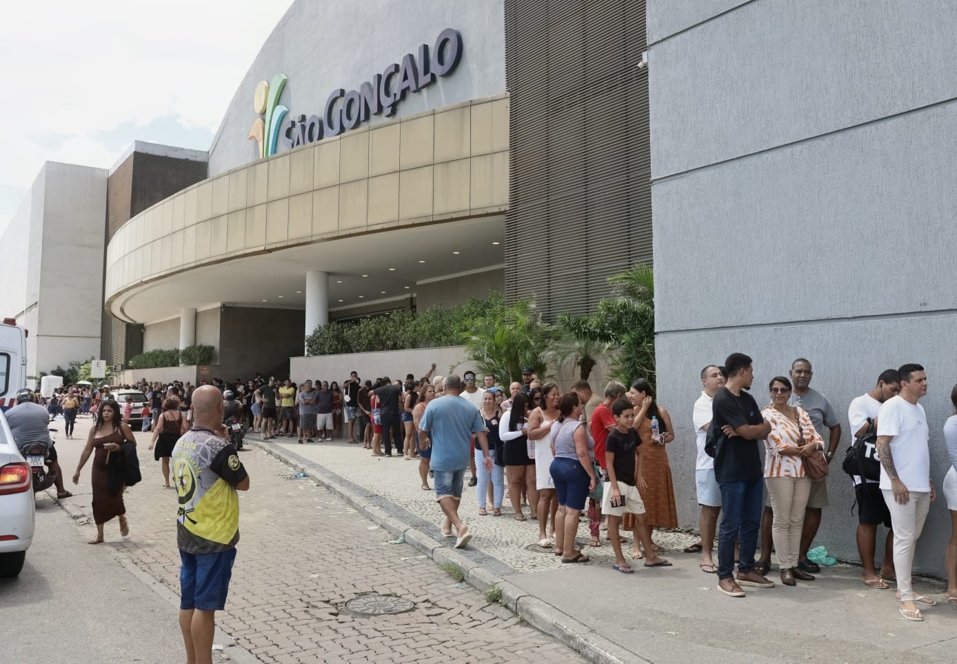 Eleitores relatam demora para votar no Rio e lentidão em SP quem estiver na fila até 17h pode votar
