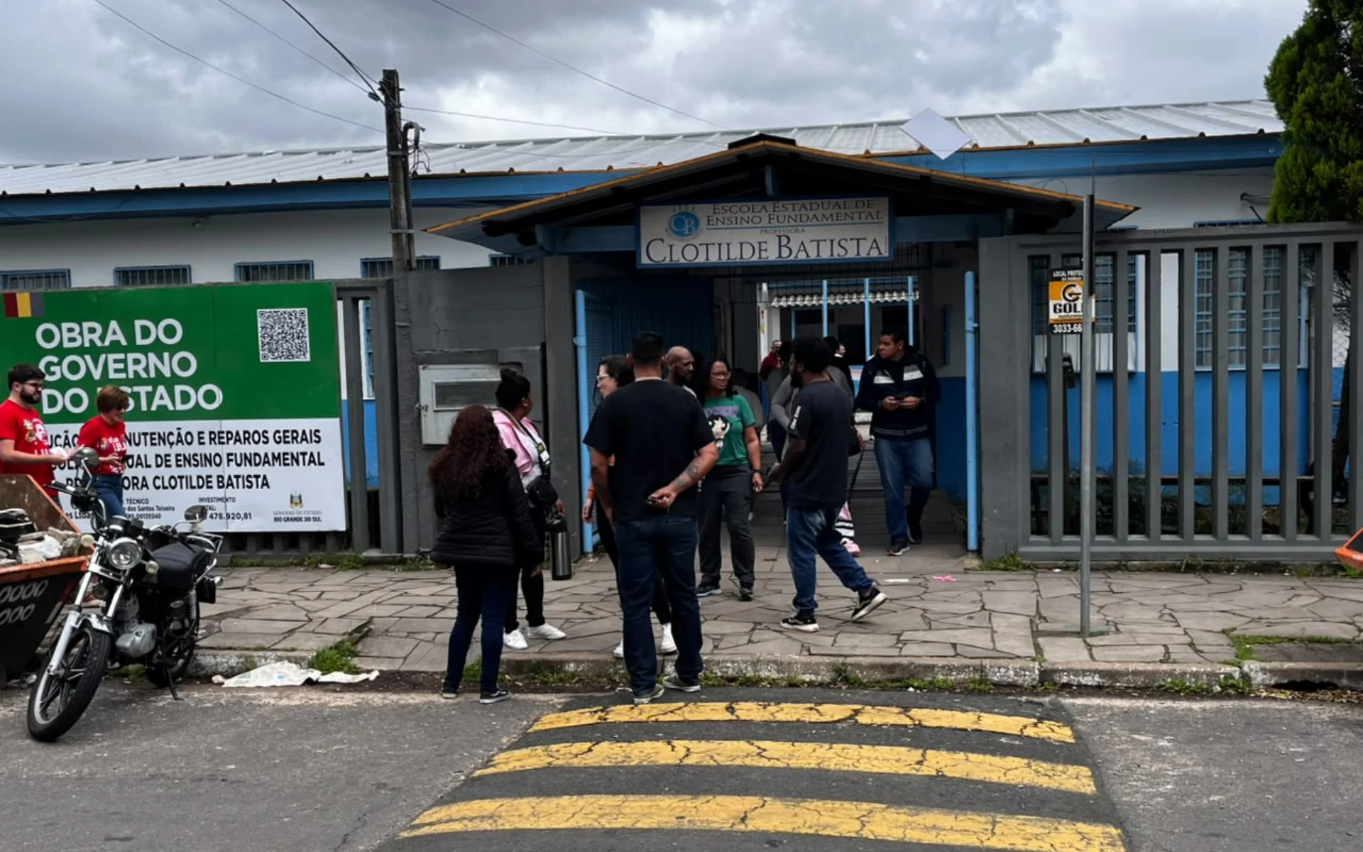 Dois homens são presos por boca de urna em frente a escola de Canoas abc+