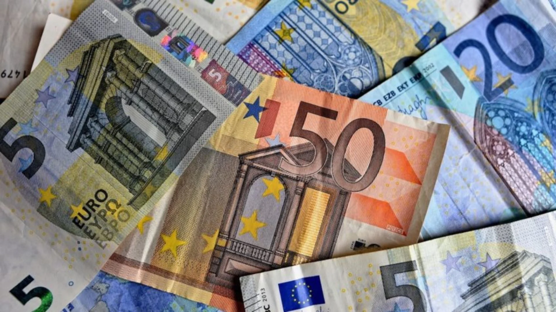 Euro cai ao menor valor em 17 meses frente ao dólar