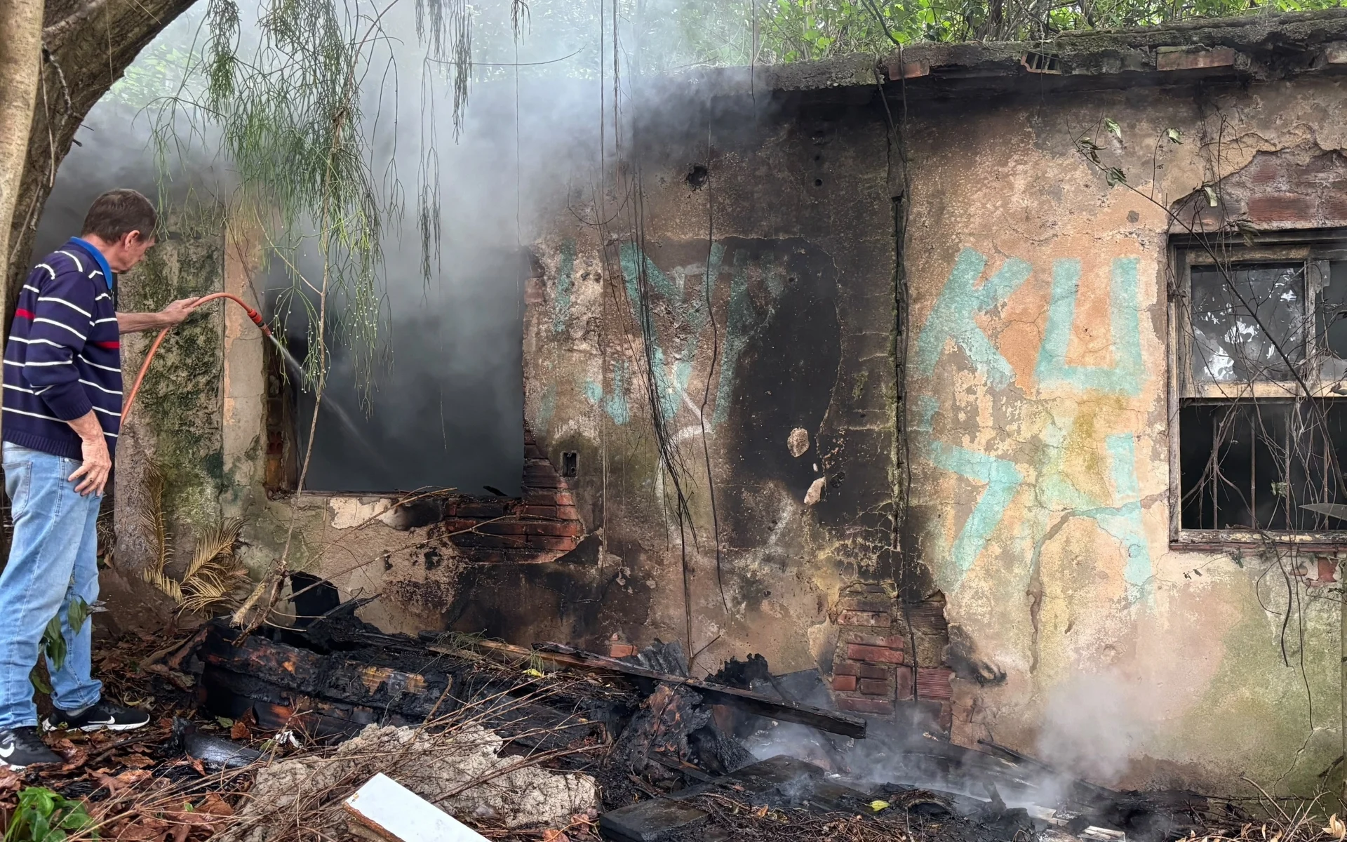 VÍDEO: Morador passa uma hora combatendo incêndio em Novo Hamburgo abc+