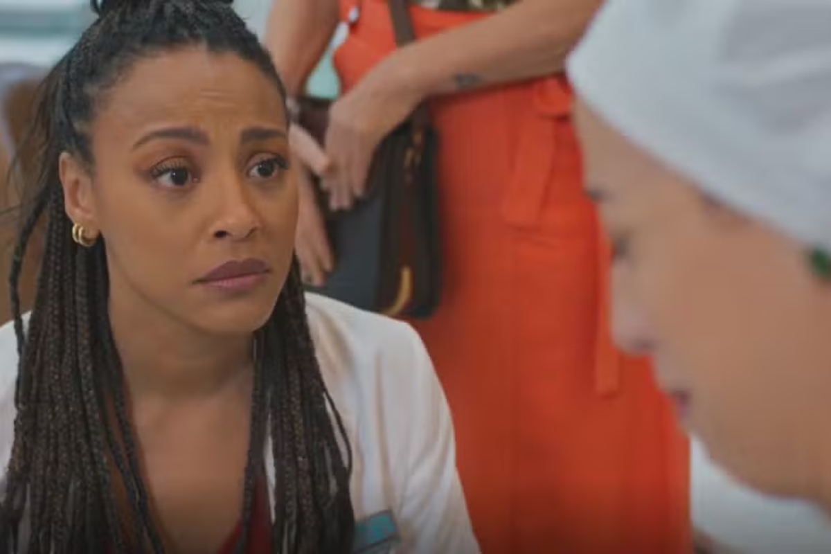 Bela enfrenta racismo e vai à polícia em Por Você