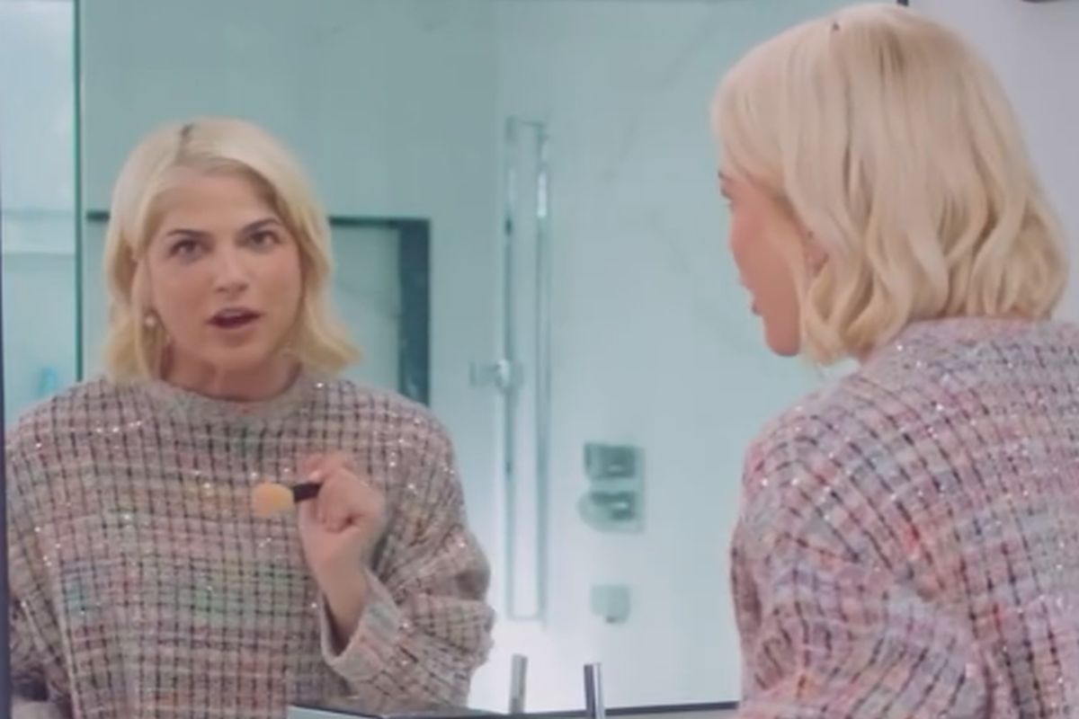 Selma Blair em liberdade sob fiança após confusão em voo