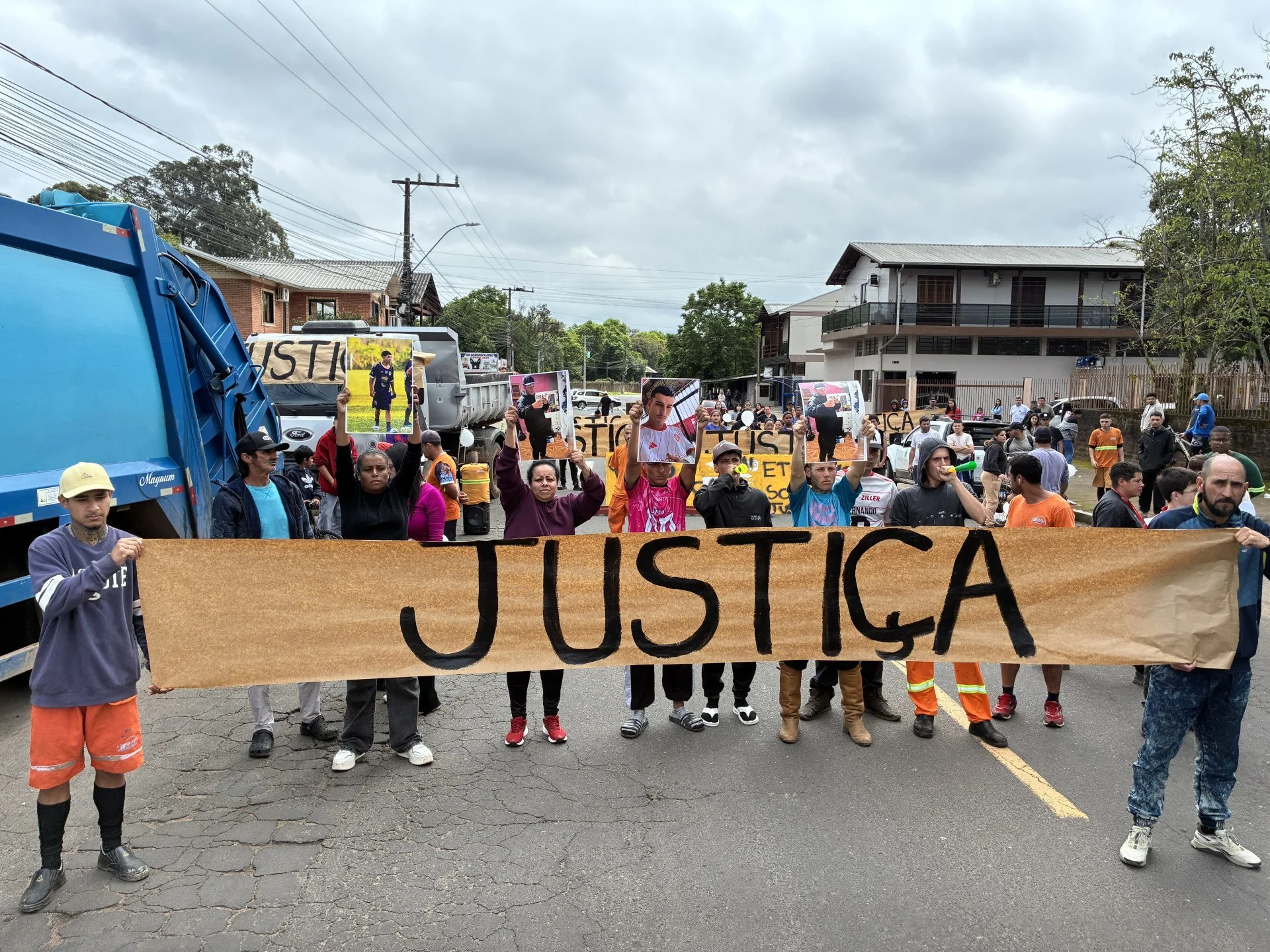 Ele era minha razão de viver : Avós choram abraçadas em novo protesto após morte de jovem durante perseguição policial abc+