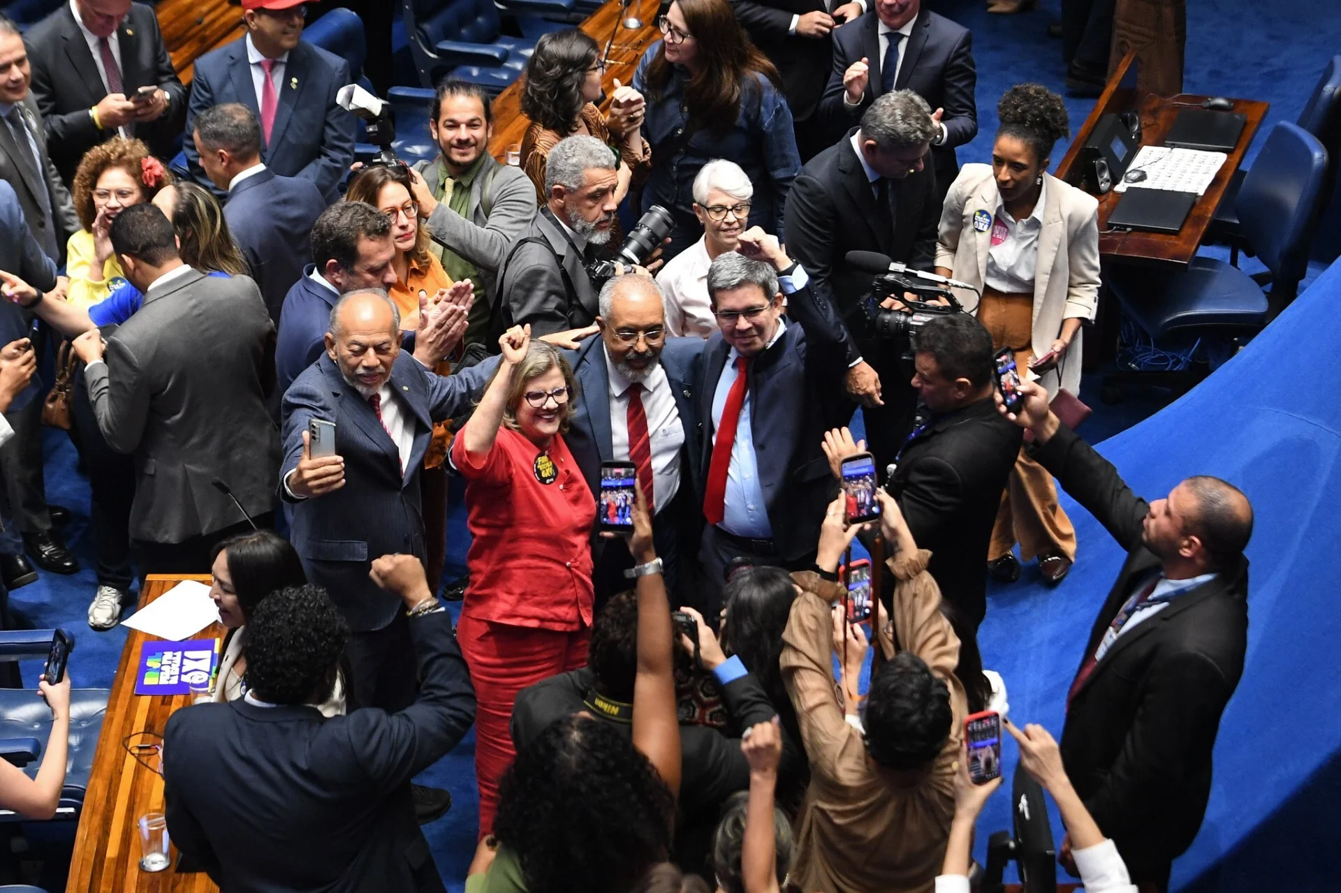Quem fica de fora do fim da escala 6x1 Lista inclui servidor público, MEI e trabalhador de serviços essenciais abc+