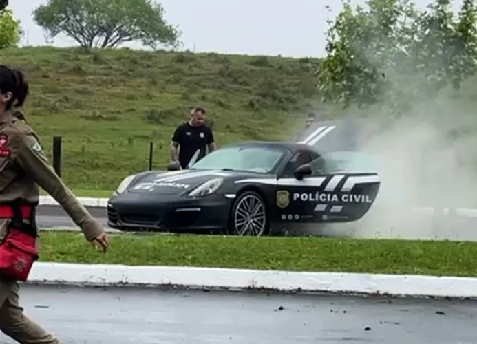 Porsche da Polícia Civil é atingido por falha elétrica em evento universitário abc+