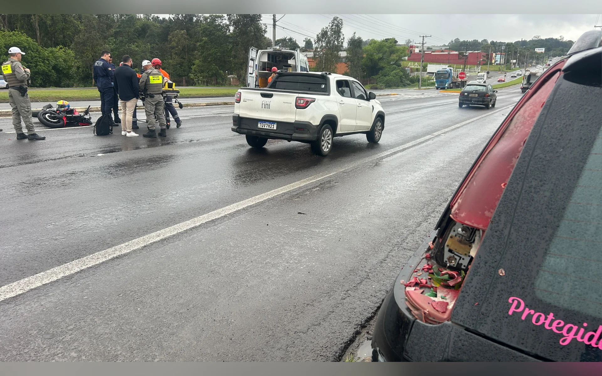 Colisão traseira entre carro e moto deixa motociclista ferido e causa congestionamento na RS-240 abc+