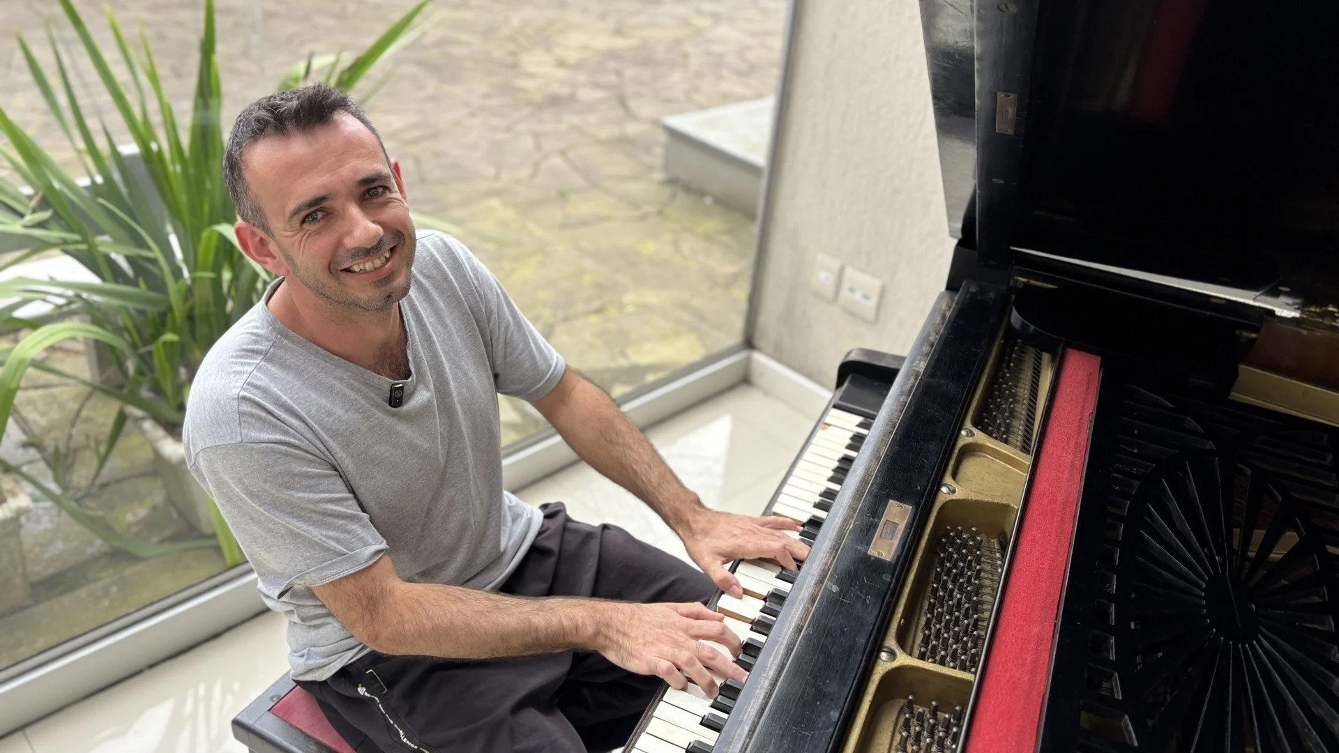 Foi extraordinário : Mestre de obras autodidata descobre piano em universidade e fascina professora no RS abc+