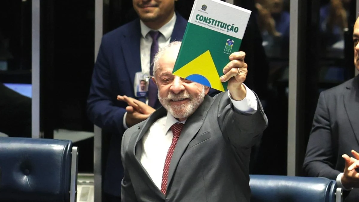 Lula ironiza: “Para trabalhador, férias levam à bebida para rico, a Paris”