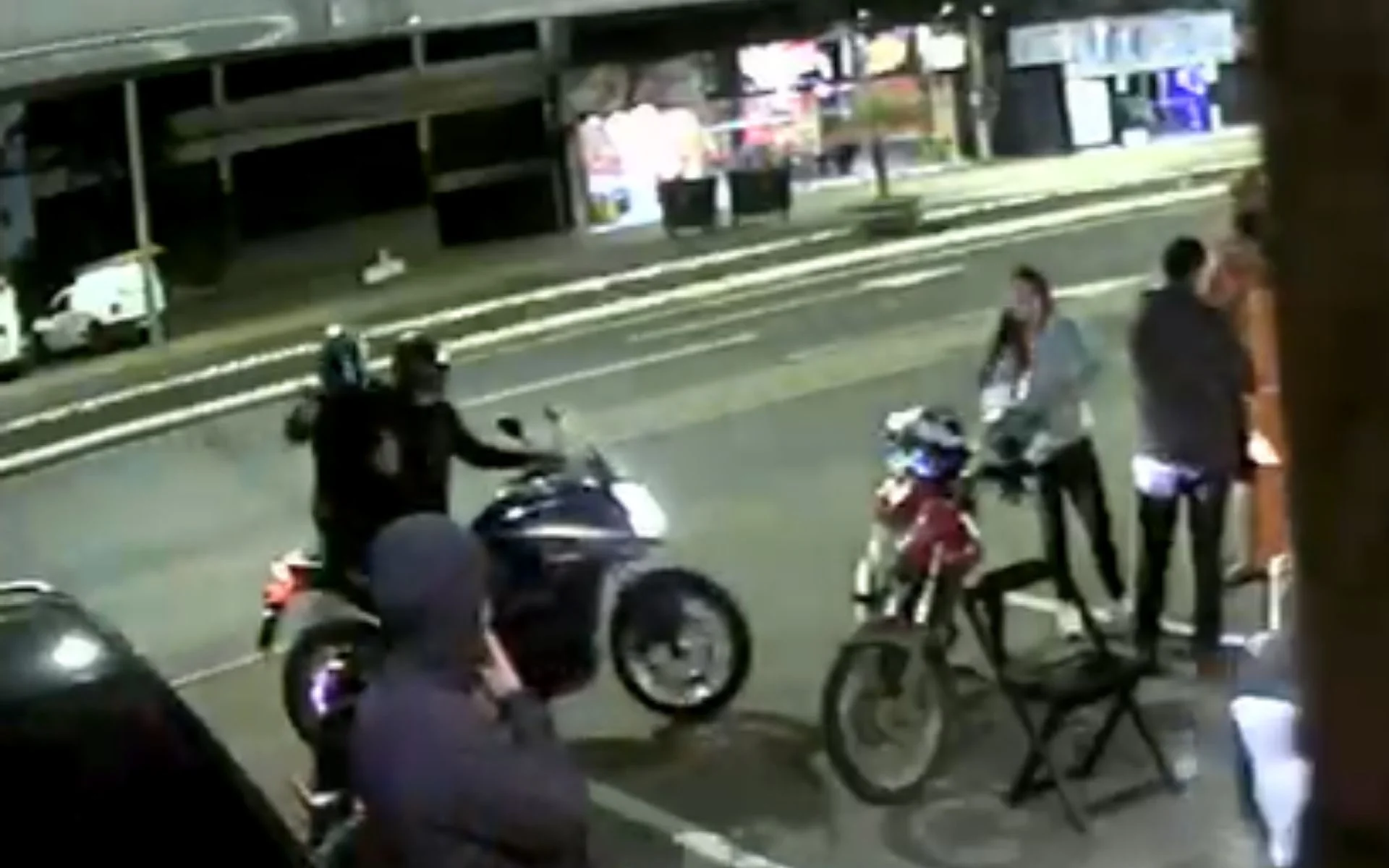 VÍDEO: Dupla desce de moto e mata a tiros jovem de 26 anos na Grande Porto Alegre abc+