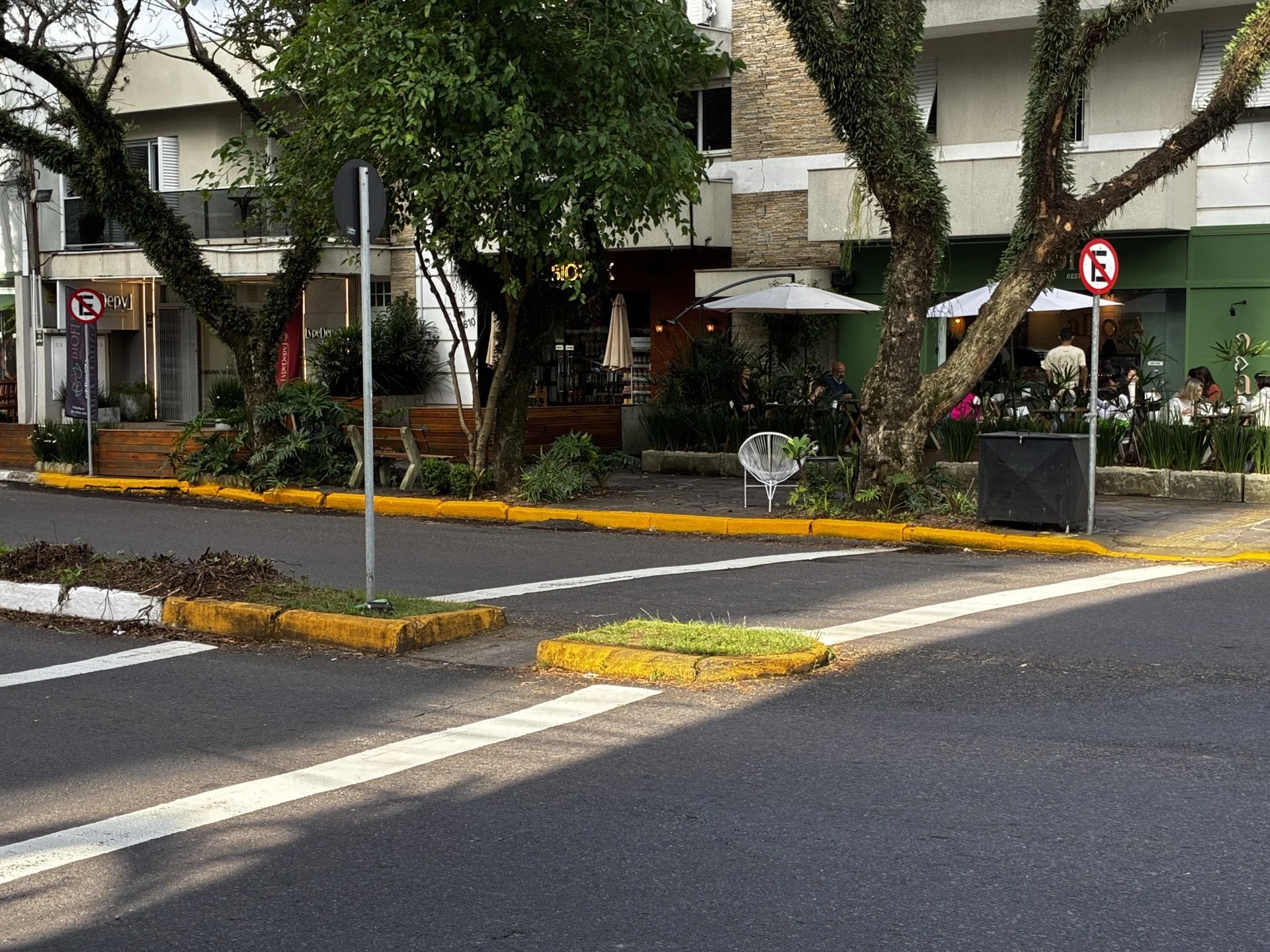 Novo Hamburgo proíbe estacionamento em trecho da Avenida Maurício Cardoso e gera reação de comerciantes abc+