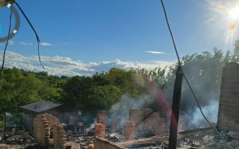 Menino de 11 anos morre em incêndio no Vale do Paranhana abc+