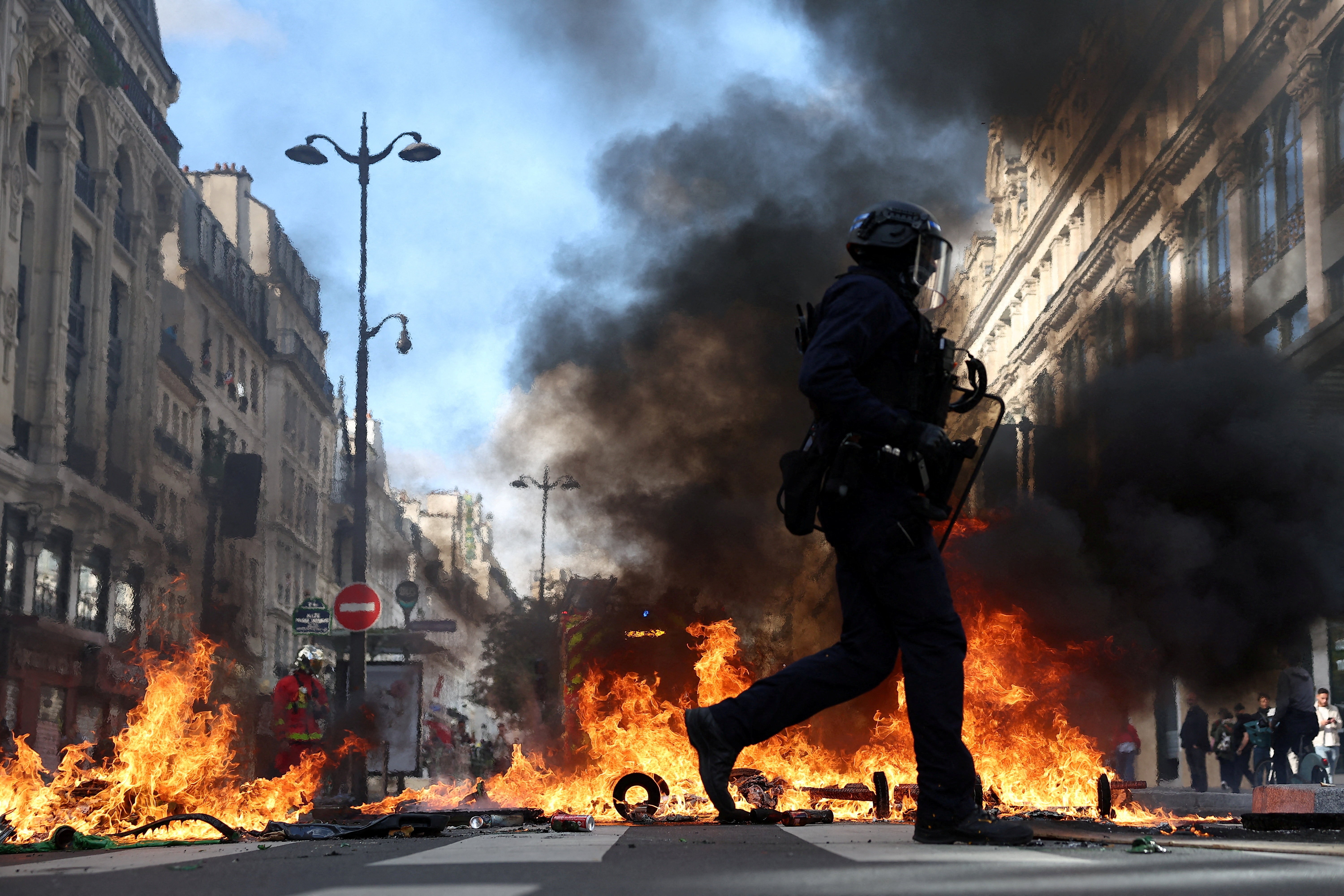 Polícia usa gás lacrimogêneo e entra em confronto com manifestantes em protestos contra o custo de vida na França G1