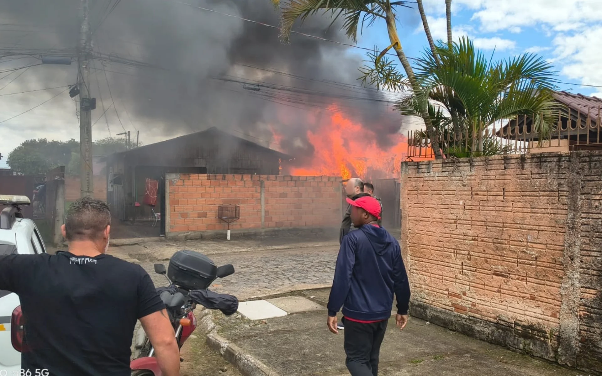 VÍDEO: Incêndio atinge casas em São Leopoldo duas moradias ficaram totalmente destruídas abc+