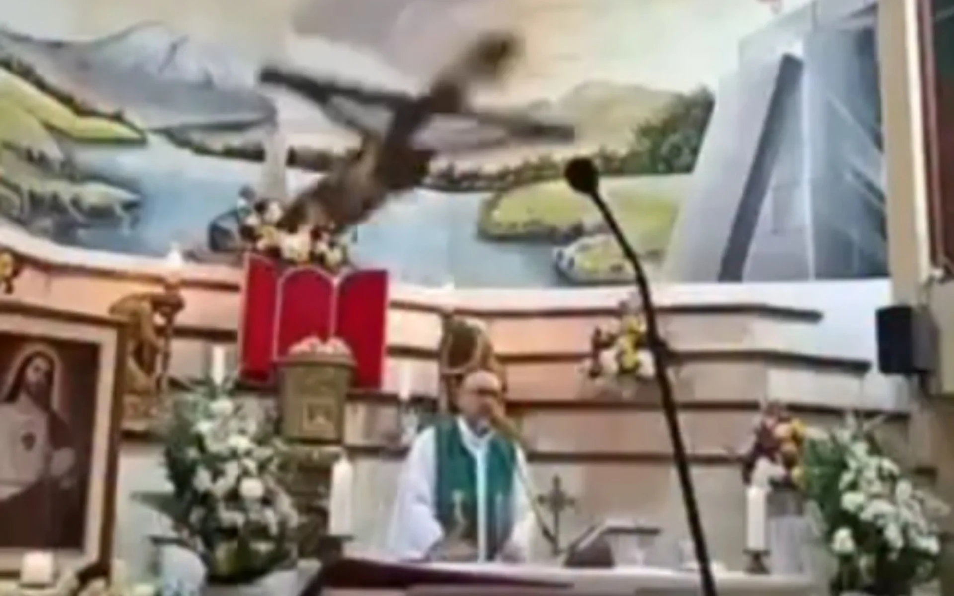 Cruz cai e mata padre durante missa: Vídeo mostra o momento do acidente abc+