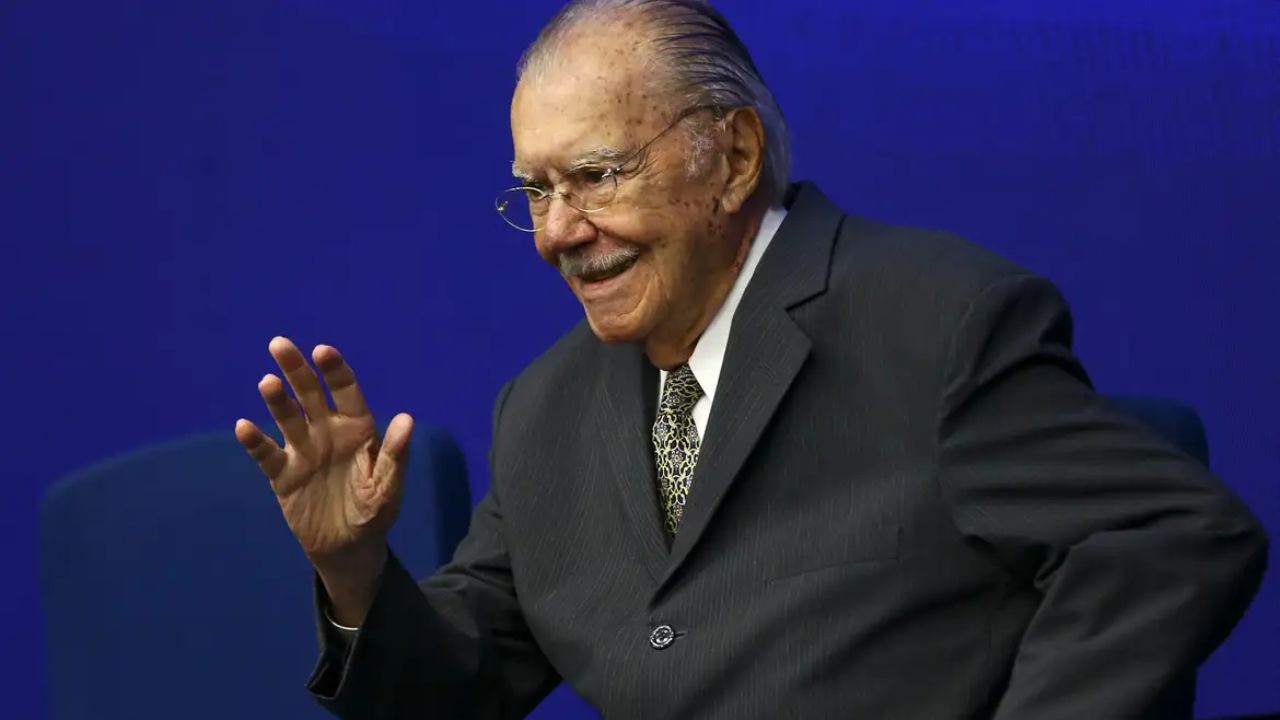 José Sarney recebe alta hospitalar após internação - Aventuras na História