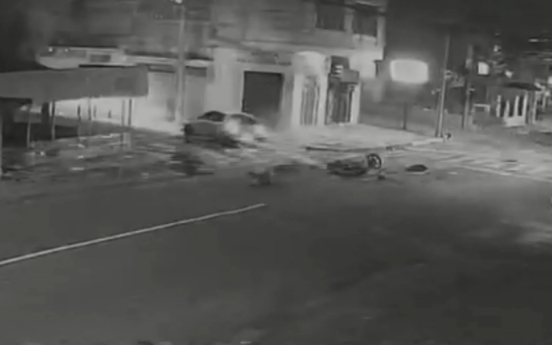 VÍDEO: Imagens mostram colisão que deixou motoboy de 25 anos em estado grave em Novo Hamburgo família organiza protesto e doação de sangue abc+