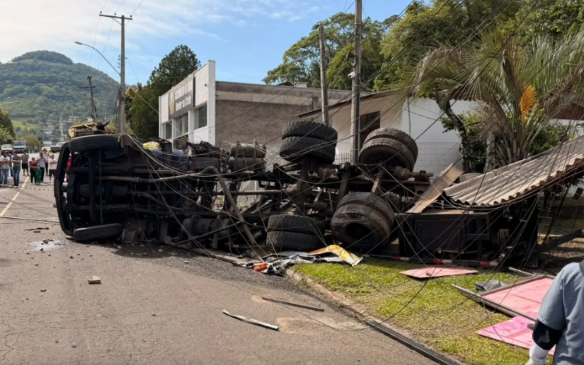 Caminhão tomba, atinge poste e casa: Vídeo mostra local do acidente