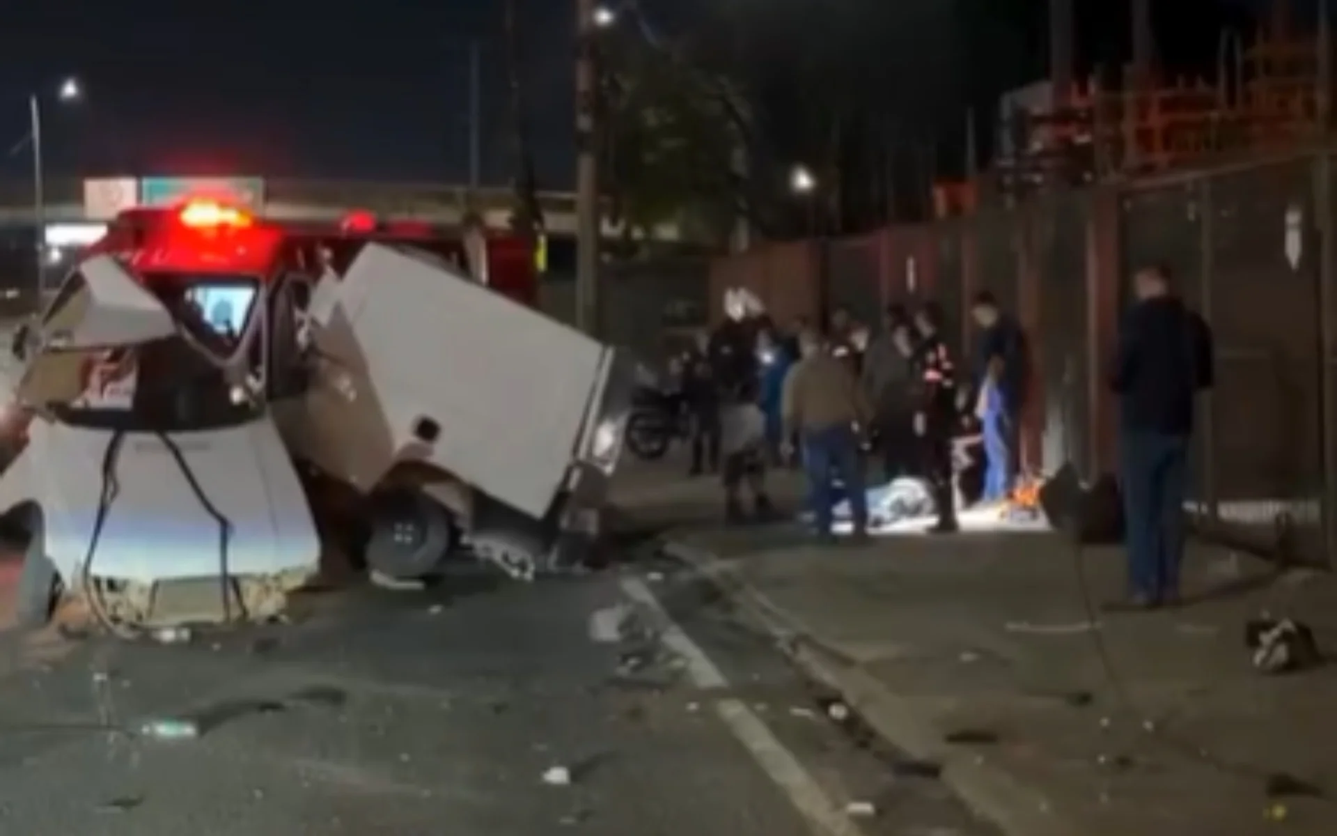 BR-116: Carro fica completamente destruído em acidente e ocupantes têm apenas ferimentos leves abc+