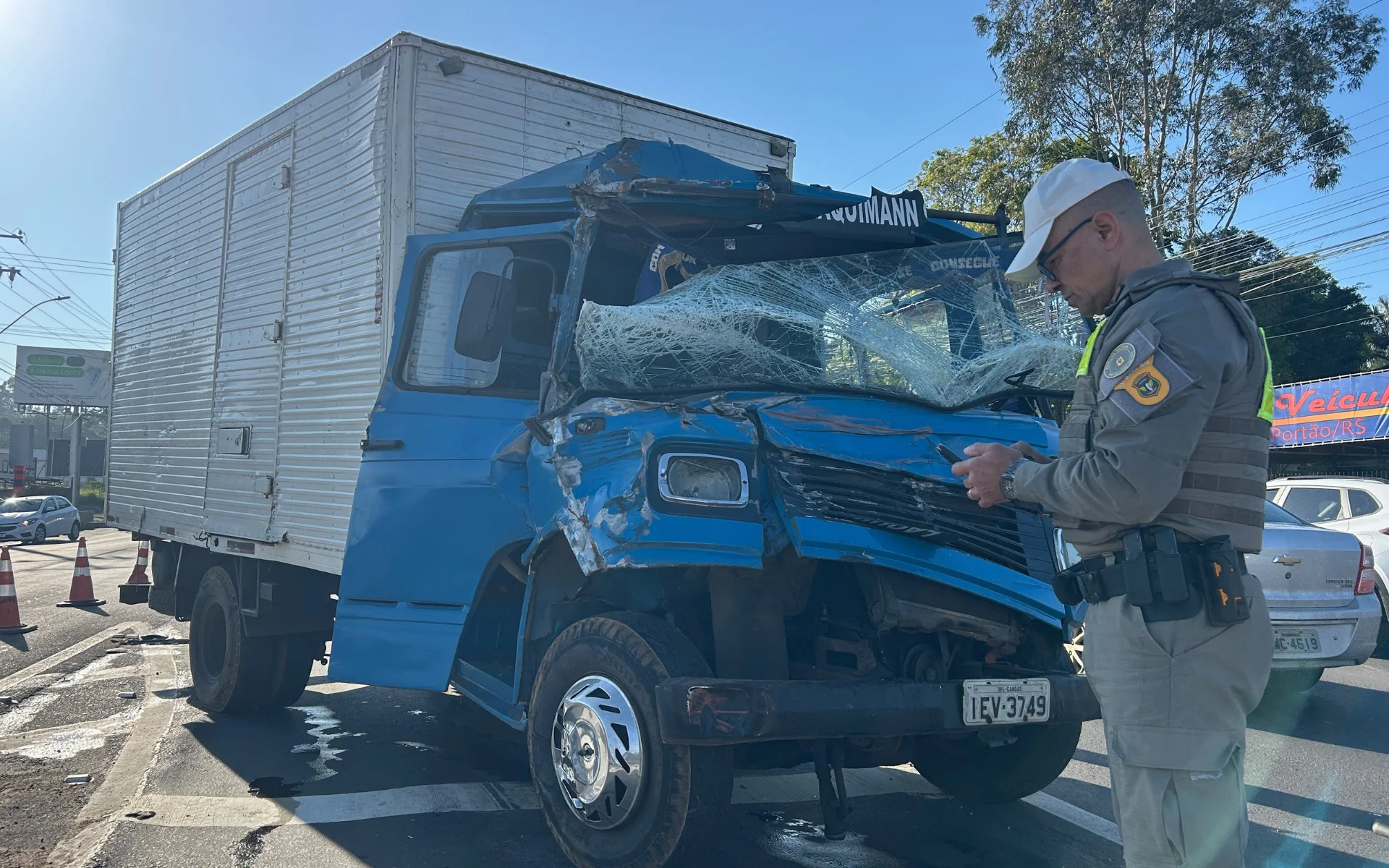 RS-240: Caminhão fica completamente destruído em acidente no acesso à Estrada de Estância Velha abc+