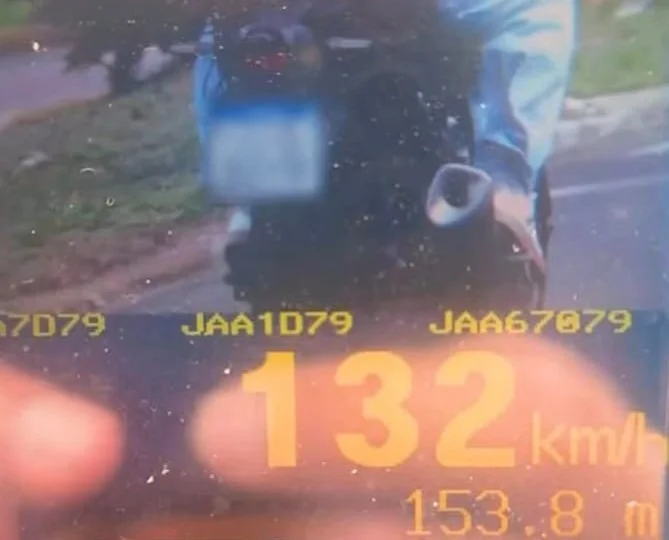 Isso é muito sério : Motocicleta é flagrada a 132 km/h em via com limite de 60 km/h, em Canoas abc+