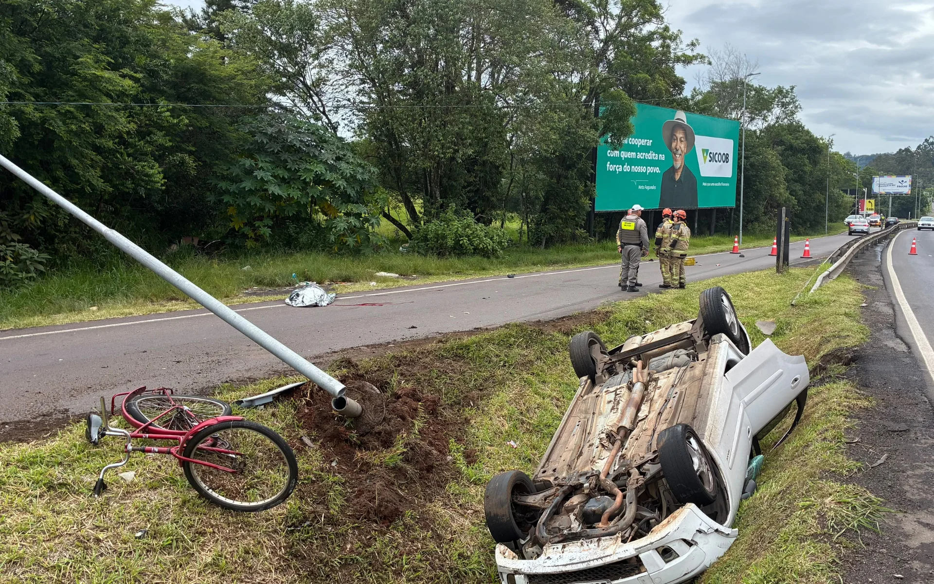 Ciclista morre após colisão com carro na rua lateral da RS-239 abc+