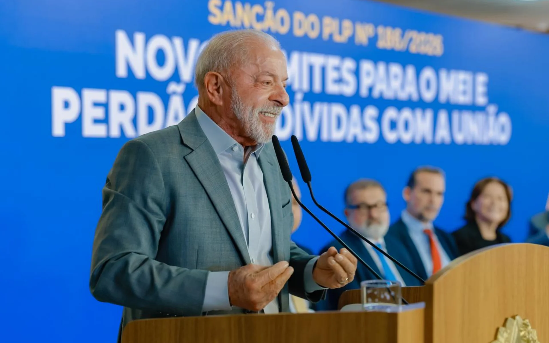 Campanha de Lula vai pedir ao TSE horário maior de votação após denúncias sobre falta de ônibus abc+