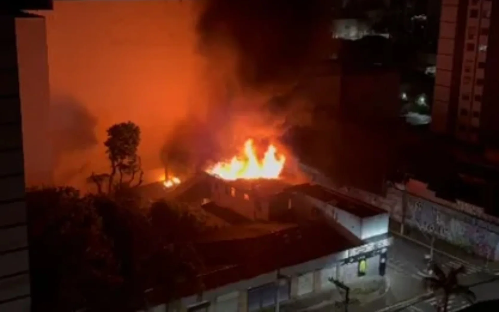 Incêndio de grandes proporções atinge prédio comercial ao lado de shopping em São Leopoldo veja vídeo abc+