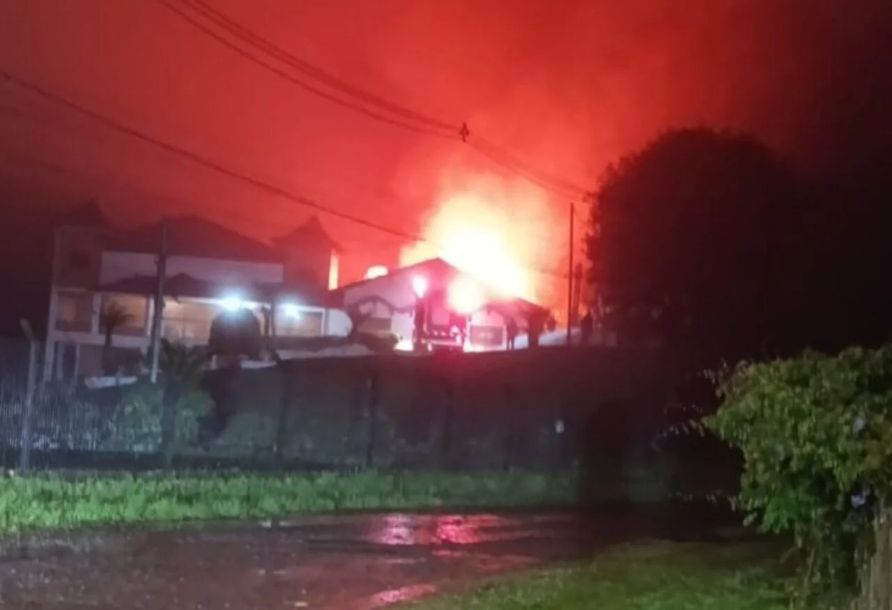 Incêndio atinge telhado do salão de vidro do Santuário de Caravaggio em Canela fogo começou em casa abc+