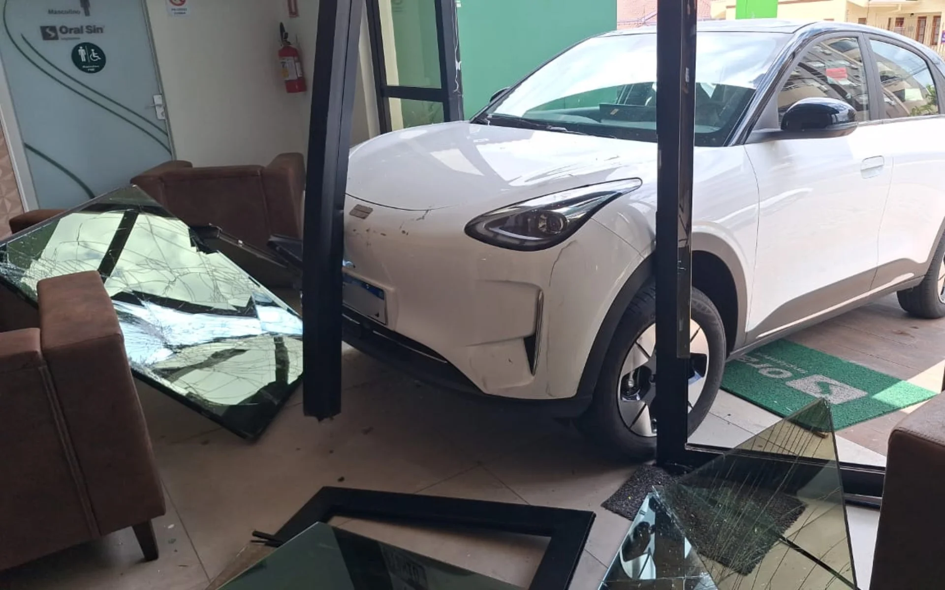 Motorista confunde pedais e carro invade clínica odontológica no Vale do Sinos abc+