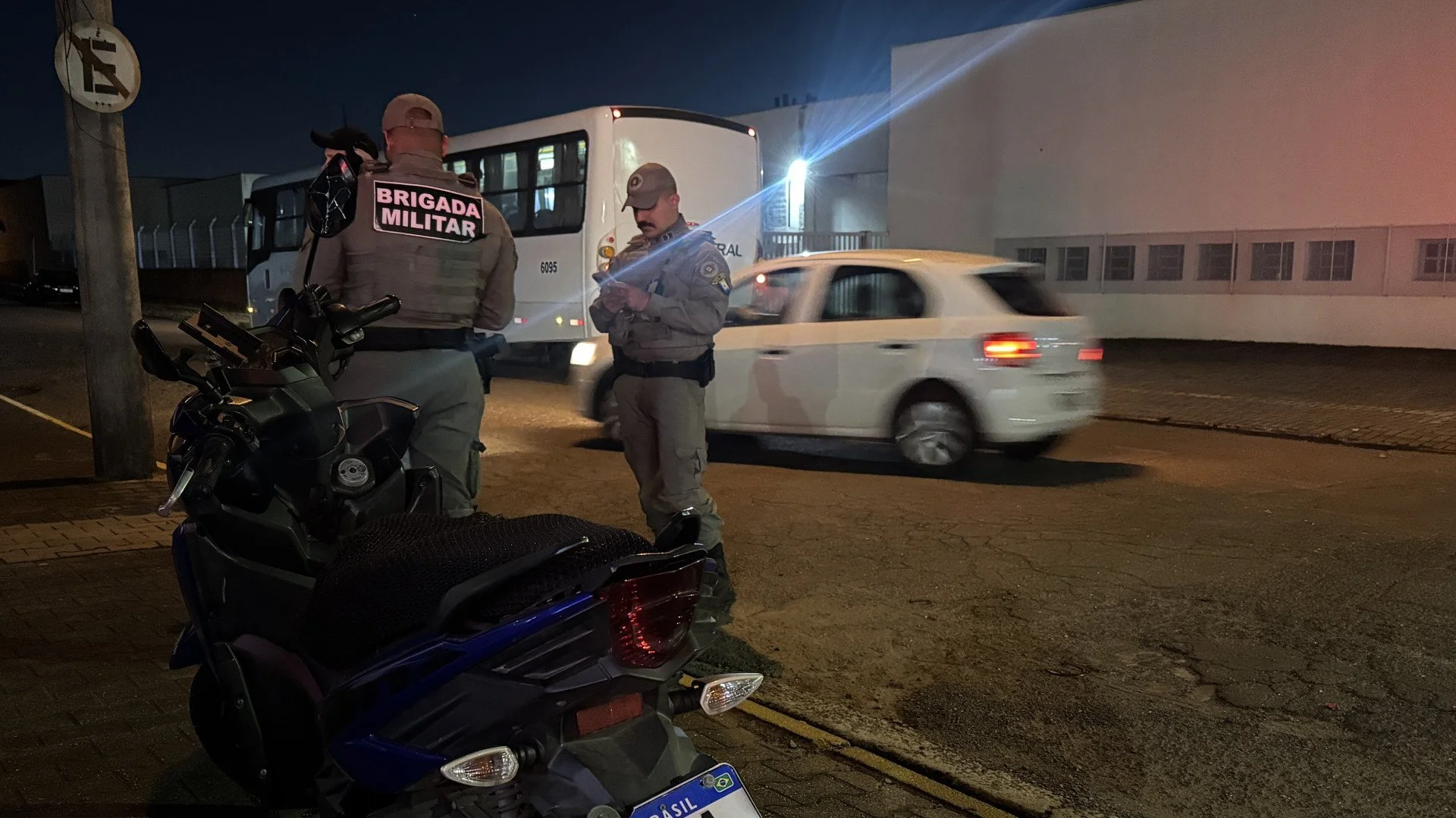 Motociclista fica ferida após acidente com ônibus em Novo Hamburgo abc+